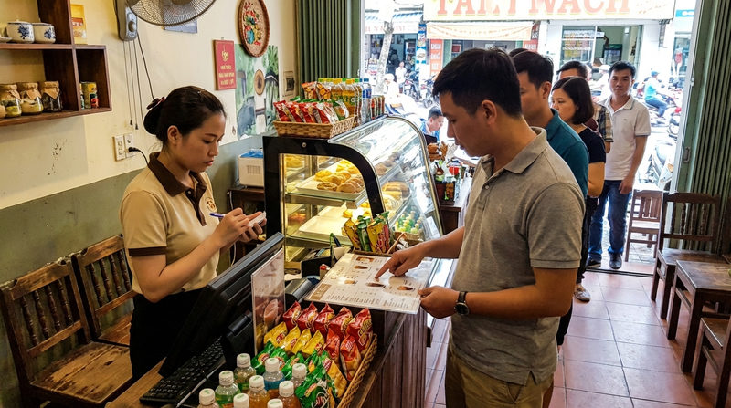 Lỗi sai 'Khách hỏi gì bán nấy' và sự lãng phí doanh thu tại quầy thu ngân