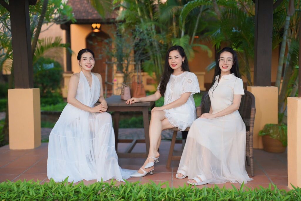 Chị Lan Phương tư vấn khách hàng 