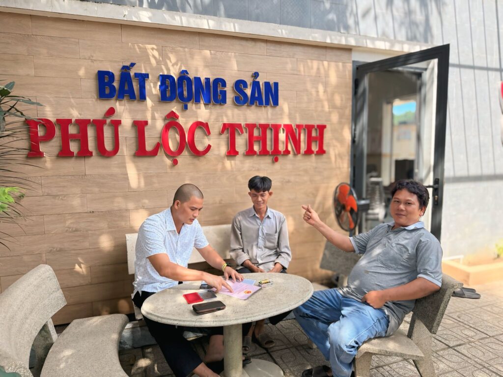Anh Phú tại hiện trường bất động sản — "Tôi không mua vì chỗ đó đang sốt. Tôi mua vì tôi hiểu tại sao nó sẽ còn tốt hơn trong 3–5 năm nữa.